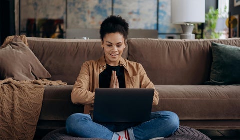 Mujer en el computador