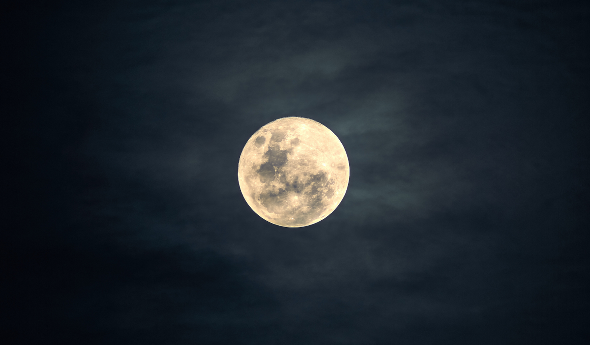 Calendario lunar enero 2025: ¿cuál es el mejor día para cortarse el cabello?