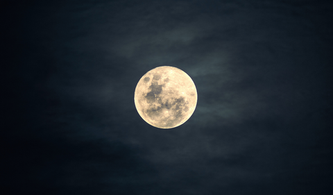 Calendario lunar enero 2025: ¿cuál es el mejor día para cortarse el cabello?