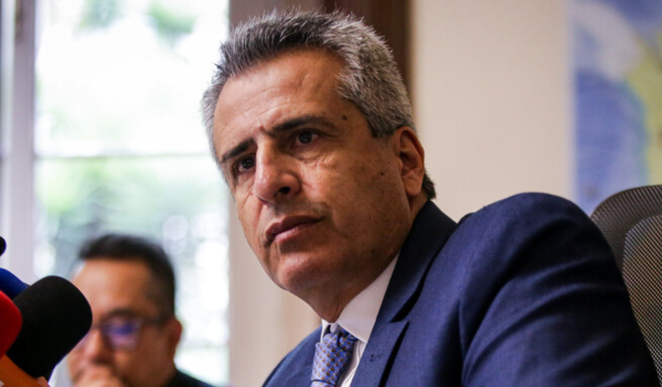 Exministro Velasco prepara pruebas para demostrar que no estuvo en reuniones donde lo cita María Alejandra Benavides