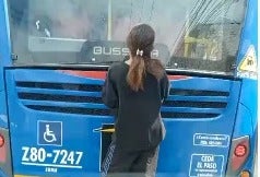 Personas se cuelgan de un bus del Sitp l Bogotá l Noviembre 2024