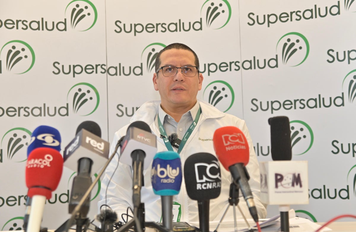 El Superintendente Nacional de Salud, Giovanny Rubiano García, presenta su renuncia al Presidente Gustavo Petro Urrego, poniendo fin a su gestión en medio de polémicas y crisis en el sistema de salud.