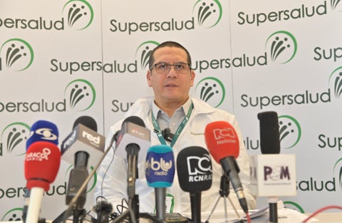 El Superintendente Nacional de Salud, Giovanny Rubiano García, presenta su renuncia al Presidente Gustavo Petro Urrego, poniendo fin a su gestión en medio de polémicas y crisis en el sistema de salud.