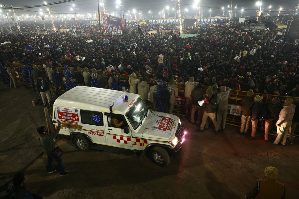 El personal policial se reúne alrededor de la multitud en el lugar de la estampida en medio del festival Maha Kumbh Mela en Prayagraj el 29 de enero de 2025