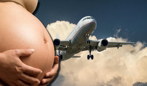 Mujer embarazada avión