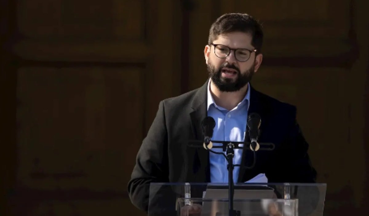Presidente Gabriel Boric decreta tres días de duelo por triple crimen de policías