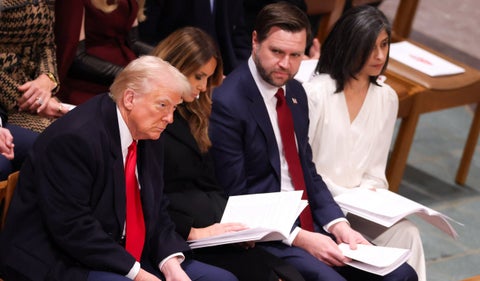 Donald Trump, Melania Trump y JD Vance, escuchando el sermón de la obispa Mariann Edgar Budde