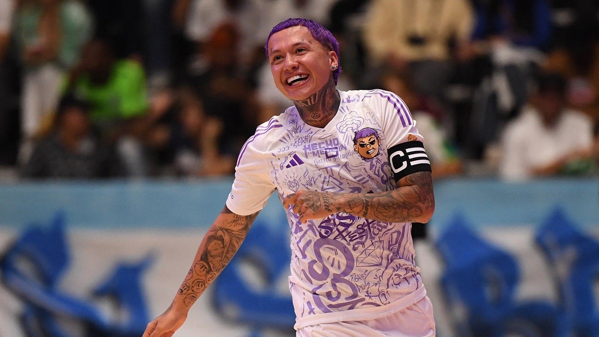 El cantante colombiano Blessd, dueño del Vendsyssel FF, equipo de fútbol de Dinamarca.