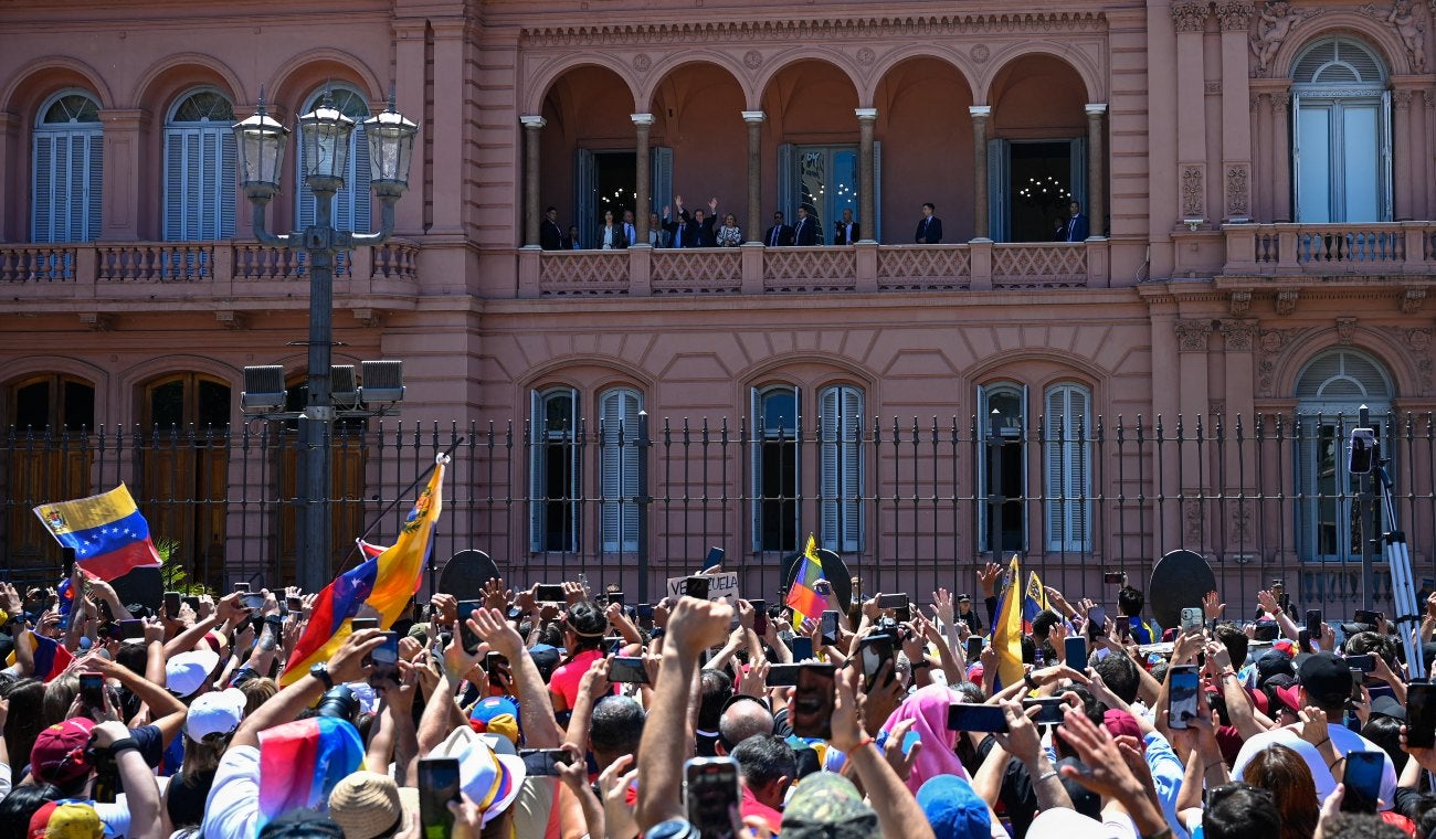Las miles de personas que acudieron hasta las puertas de la Casa Rosada también lanzaron consignas como "Gracias Milei",