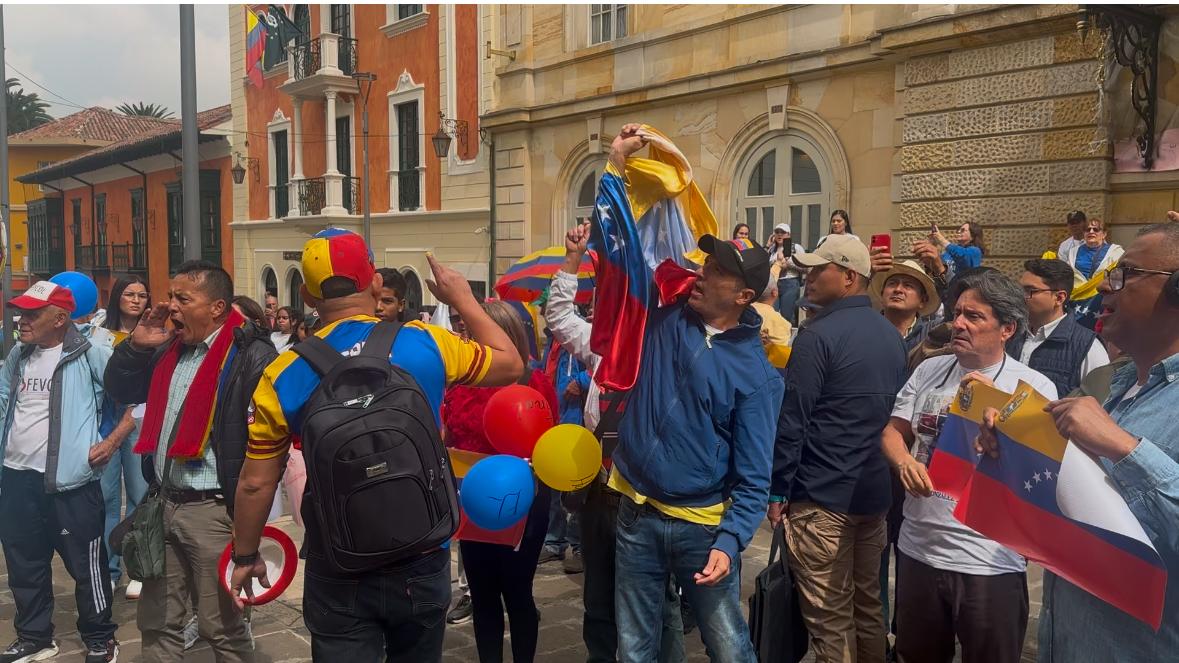 Venezolanos protestaron frente a la Cancillería, en el que exigían no enviar delegación colombiana a la posesión de Nicolás Maduro.
