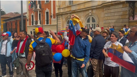 Venezolanos protestaron frente a la Cancillería, en el que exigían no enviar delegación colombiana a la posesión de Nicolás Maduro.