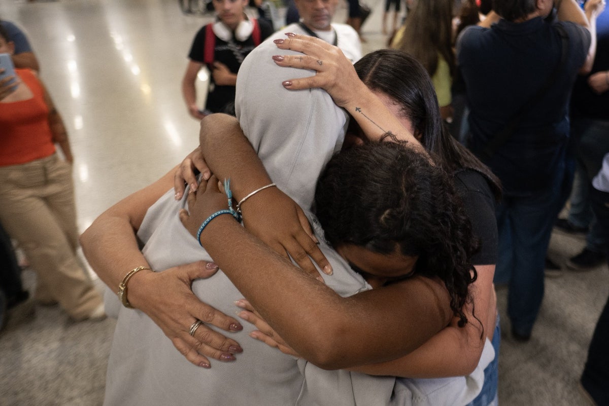 Migrantes brasileros deportados de EE.UU. llegan a su país