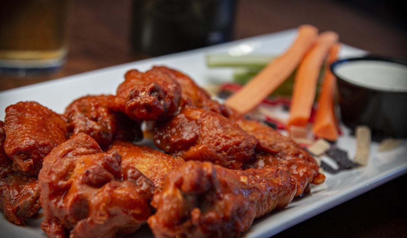 HOOTERS al borde de la QUIEBRA: ¿cerrarán en COLOMBIA?