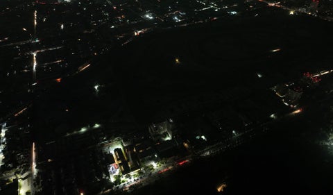 Esta vista aérea muestra la ciudad parcialmente iluminada durante un apagón en Santiago el 25 de febrero de 2025.