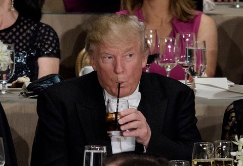 El presidente Donald Trump, quien ordenó regreso de pitillos de plástico en EE.UU.