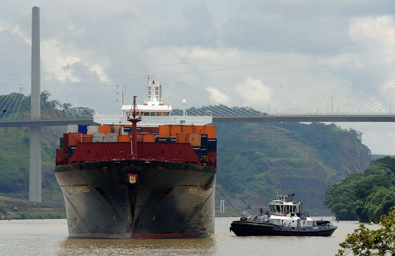 Barco cruzando el canal de Panamá, a propósito del anuncio de Estados Unidos