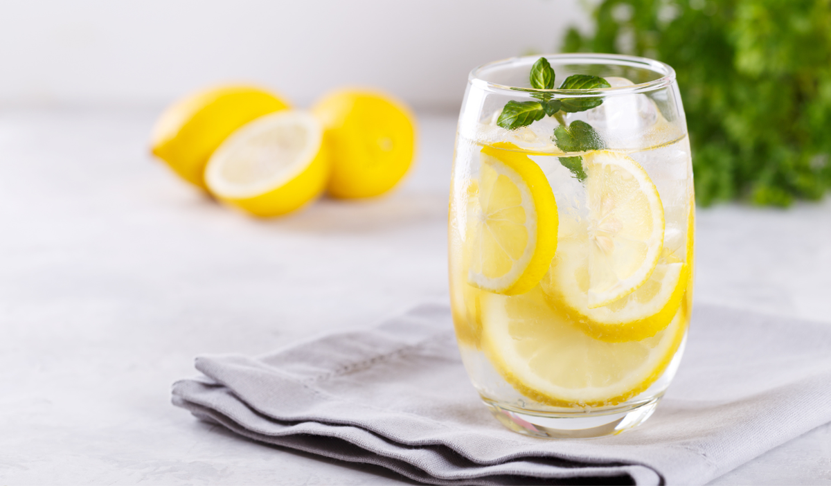 ¿Tomar agua caliente con limón tiene beneficios para la salud? Esto dicen los expertos