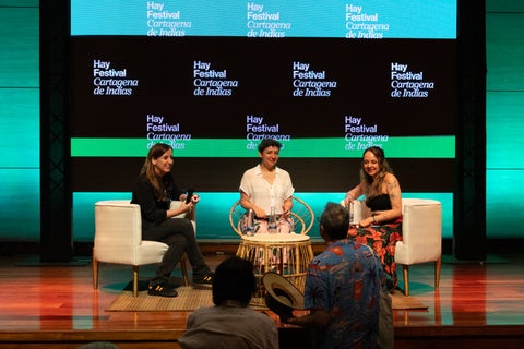 Hay Festival 2025. De izquierda a derecha, Txell Feixas periodista, Laura Ortíz escritora y Glorisa Susana Esquivel, escritora.