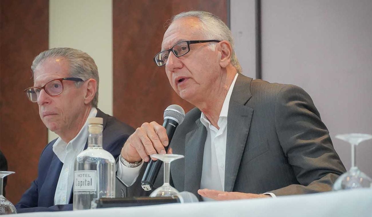 Ministro de Salud advierte sobre dependencia de importación de medicamentos en Colombia, busca fortalecer industria nacional.