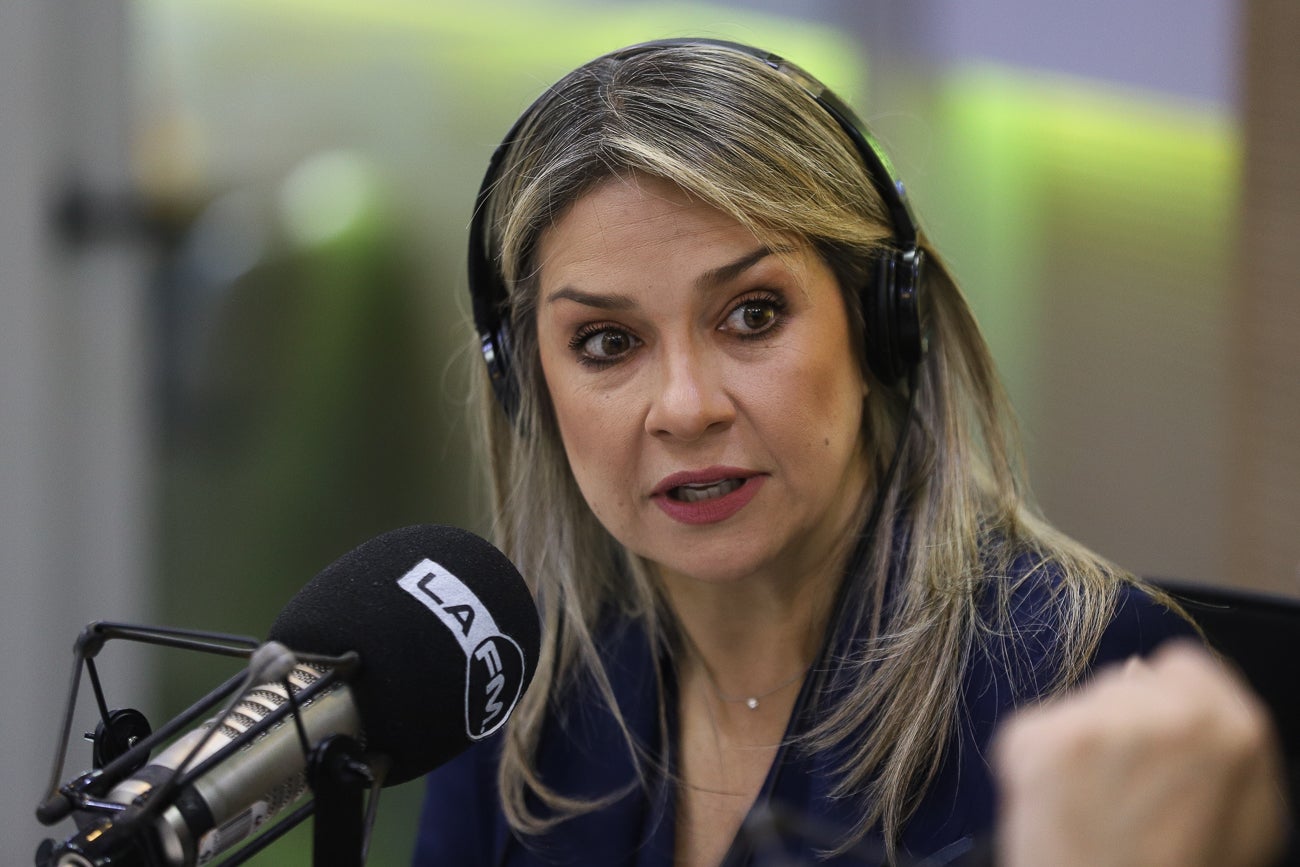 Vicky Davila en la cabina de la FM