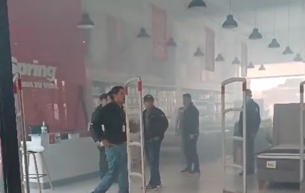 Fuga del sistema contra incendios en un local del centro comercial Outlet Factory | Bogotá | Febrero 2025