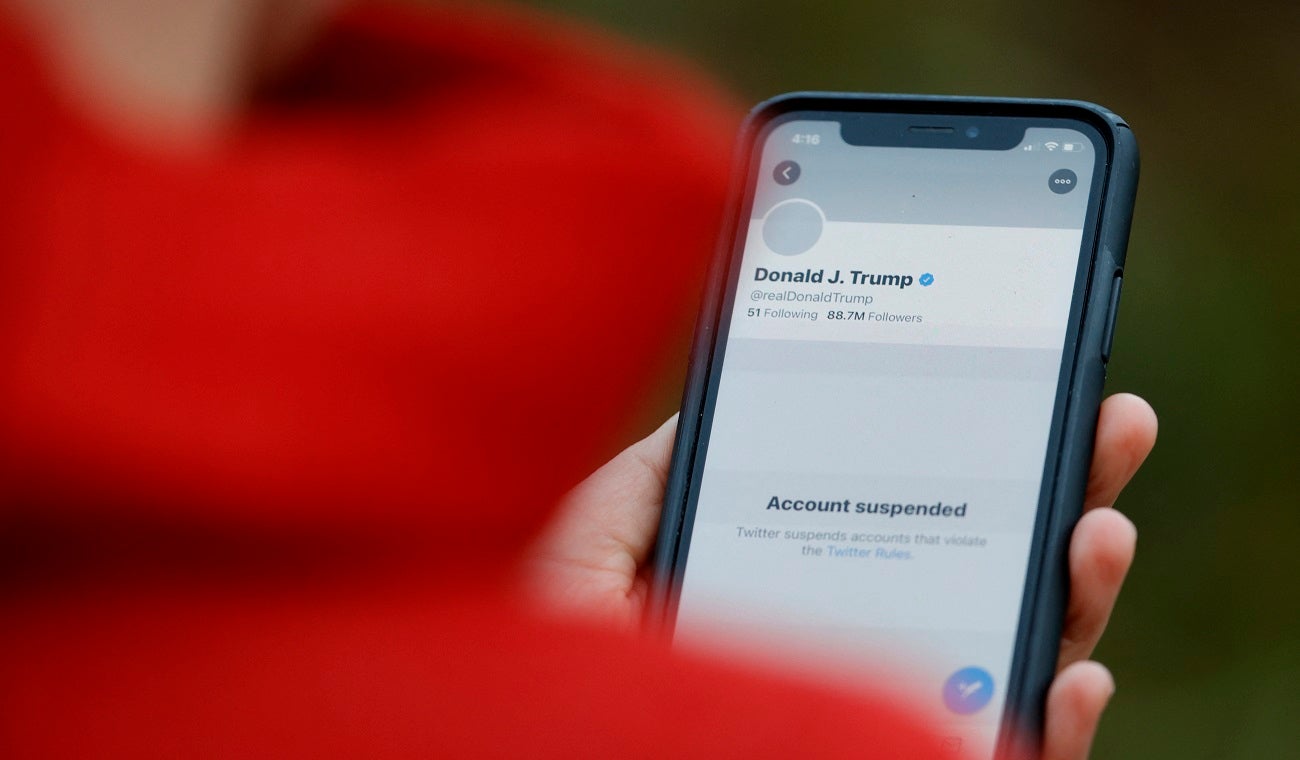 Problema en teléfonos iPhone hizo que transcribieran la palabra "racista" como "Trump"
