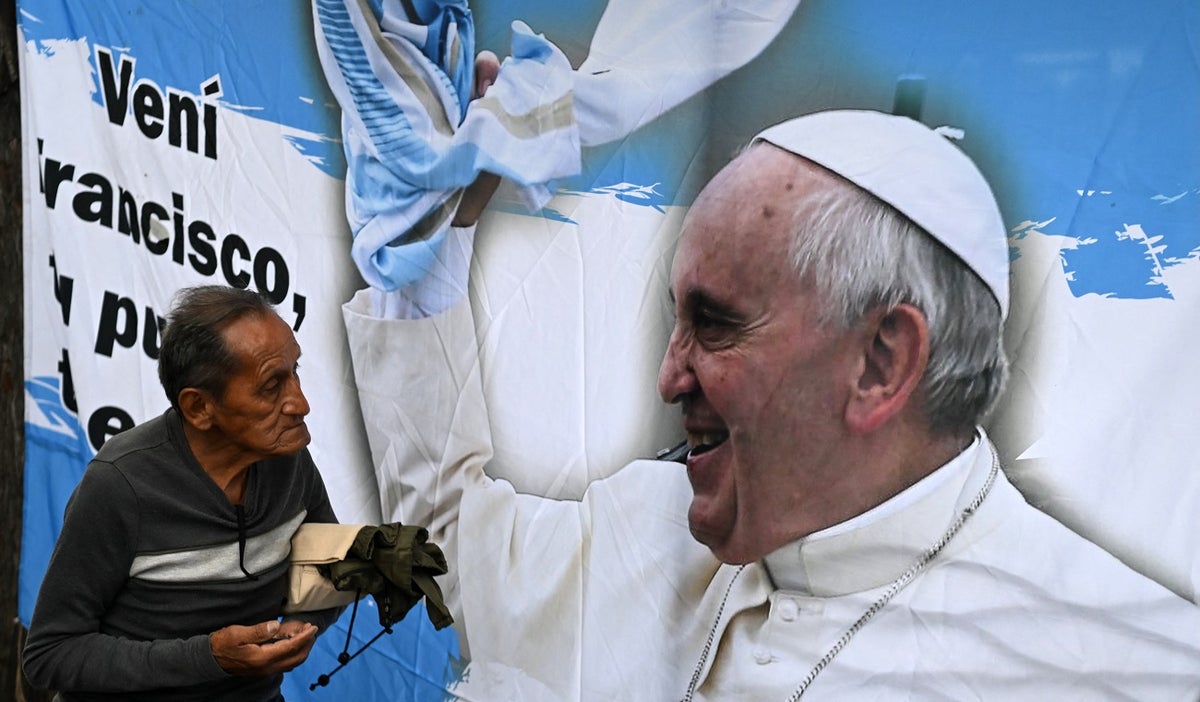 Papa Francisco mejora y sale de fase crítica
