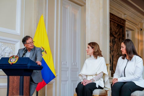 El presidente Gustavo Petro y Paula Robledo, quien renunció a ser secretaria jurídica