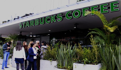 Local de Starbucks en Bogotá, Colombia, a propósito de despidos en esa compañía
