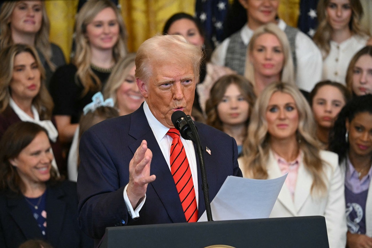 El presidente Donald Trump, quien prohibió atletas transgénero en deportes femeninos