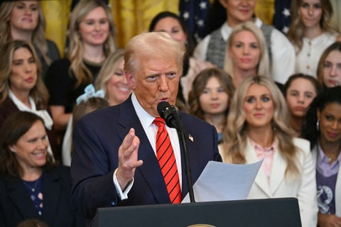 El presidente Donald Trump, quien prohibió atletas transgénero en deportes femeninos