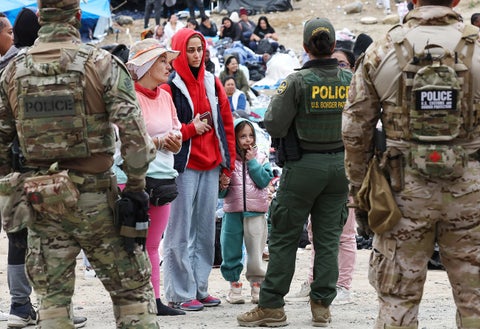 Imagen ilustrativa de migrantes intentando ingresar a los Estados Unidos