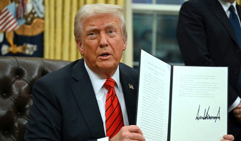 Trump firma aranceles del 25 % a las importaciones de aluminio y acero