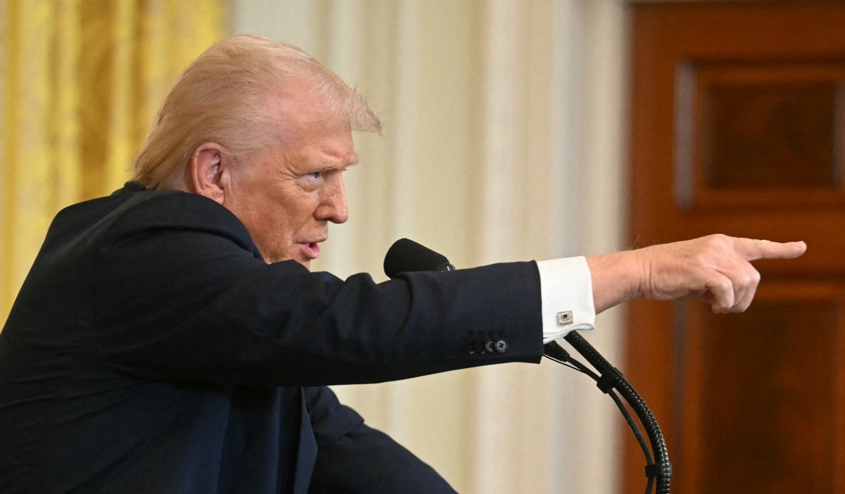 El presidente Donald Trump anuncia aranceles del 25 para México y Canadá y del 10 adicional para China por falta de avances en la lucha contra el fentanilo.