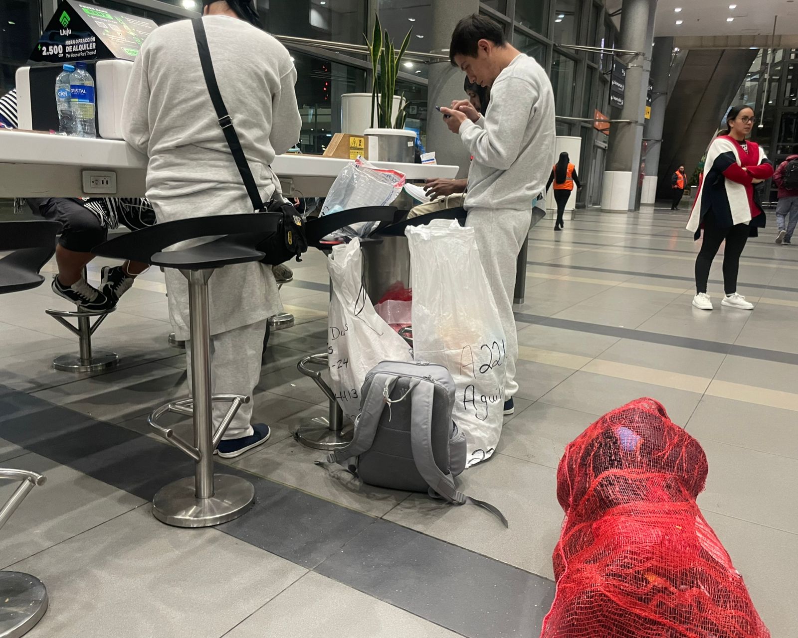 Deportados llegan con uniforme de centros de detención en EEUU y bolsas con pertenencias