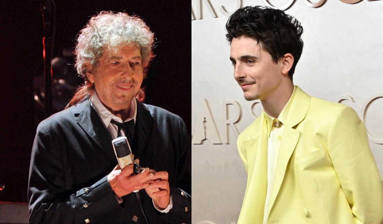 Bob Dylan y Timothée Chalamet, quien lo interpretó en 'A Complete Unknown'.