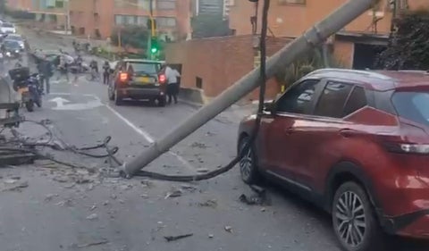 Caída de dos postes y un árbol afecta la movilidad