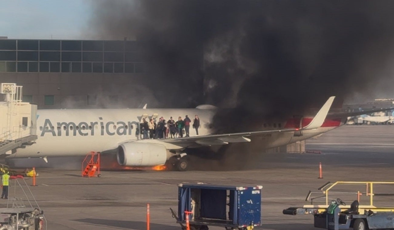 Avión se incendió en aeropuerto de Denver, EE.UU.