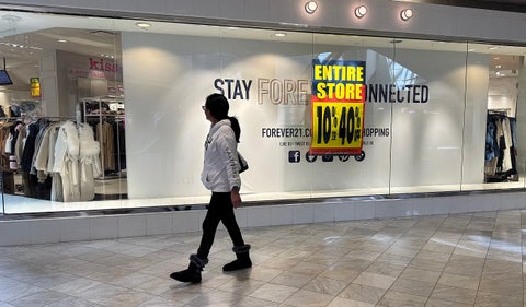 Forever 21 se declara en quiebra y cierra tiendas en EE.UU.