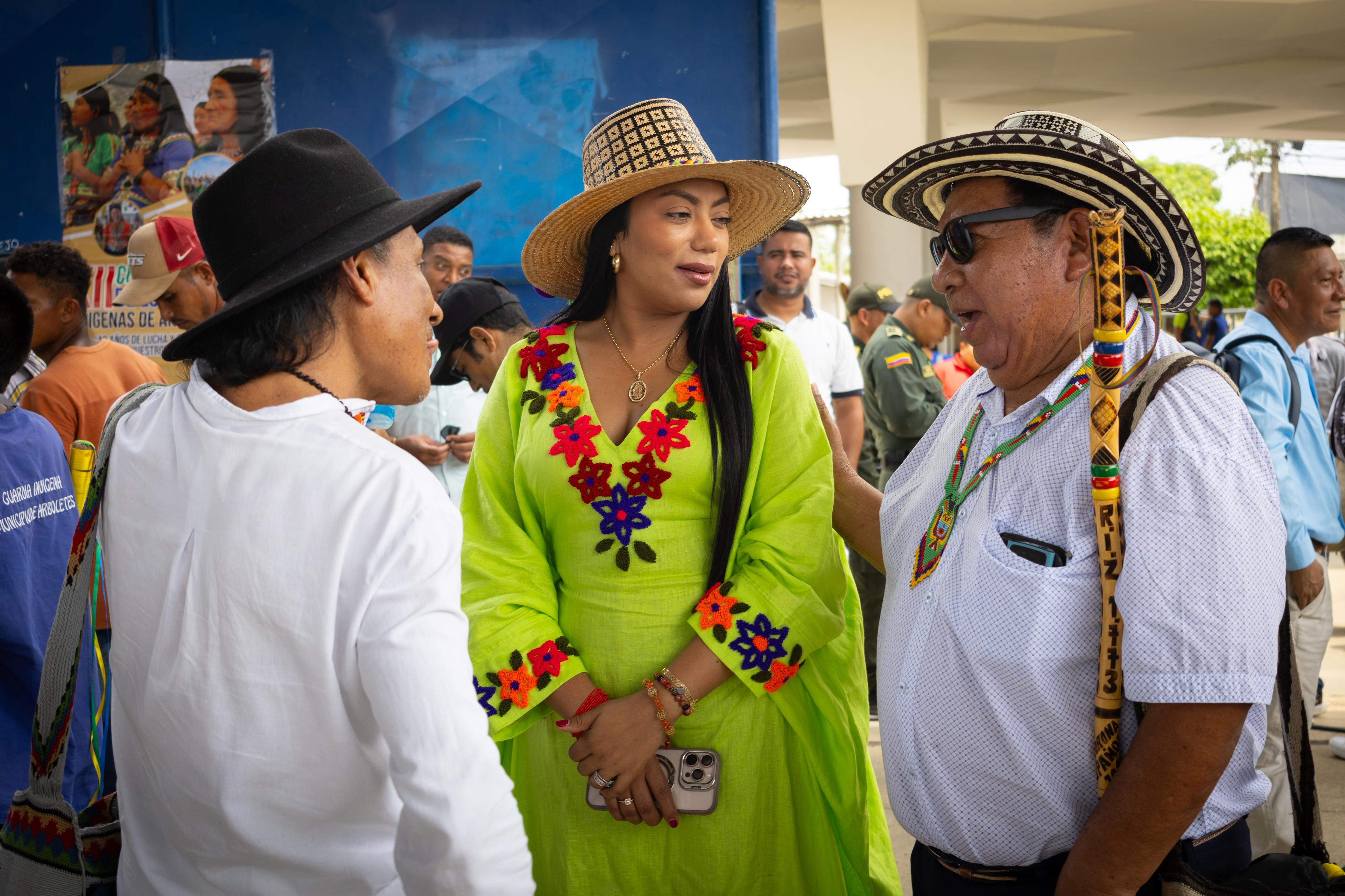 Senadora Martha Peralta en reunión con indígenas para la consulta popular
