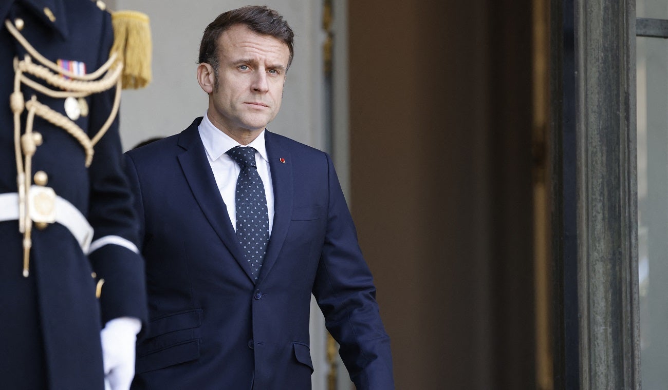 Francia dará manuales para prepararse para posible guerra
