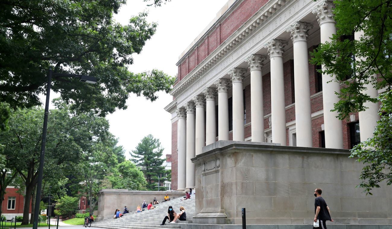 Harvard congela contrataciones en respuesta a las políticas de Trump