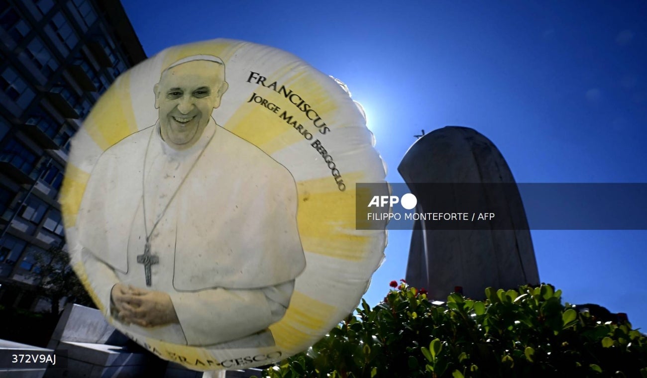 El PAPA SALE DEL HOSPITAL tras 40 días y dos crisis graves