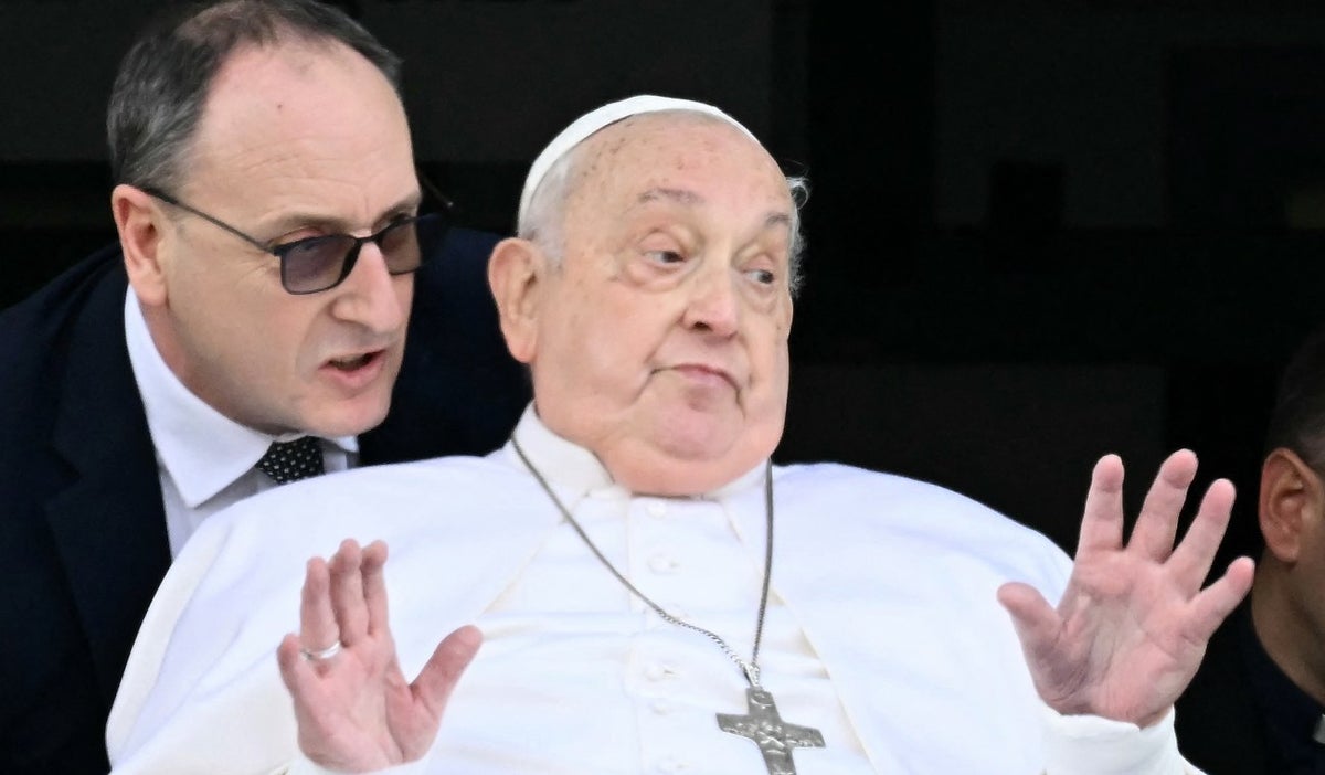 El papa Francisco enfrentó momentos críticos durante su hospitalización, pero su equipo médico logró estabilizarlo tras aplicar todos los tratamientos posibles.