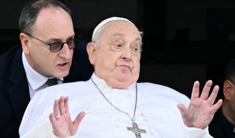 El papa Francisco enfrentó momentos críticos durante su hospitalización, pero su equipo médico logró estabilizarlo tras aplicar todos los tratamientos posibles.