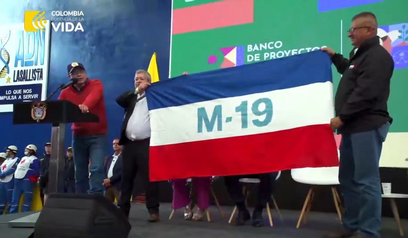 Petro celebró poder seguir usando bandera del M-19