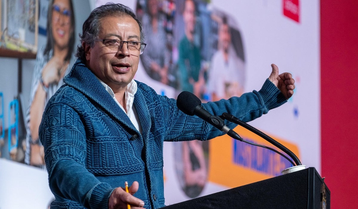 Petro insta a EPS a asumir como gestoras farmacéuticas