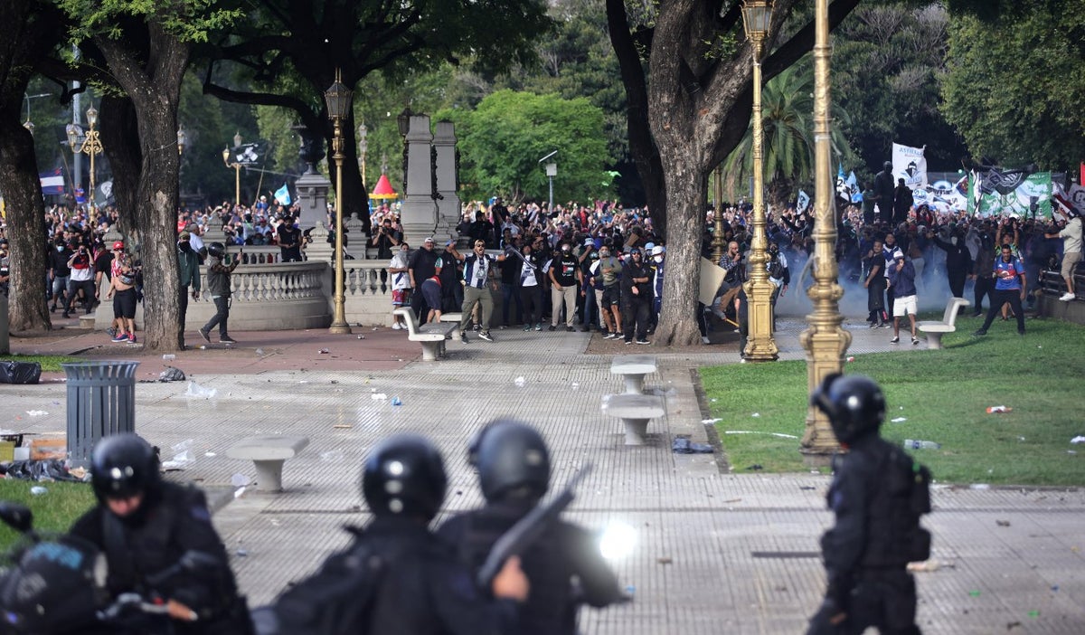 La policía antidisturbios se enfrenta a manifestantes durante una protesta de pensionados, apoyada por aficionados al fútbol, contra el gobierno del presidente Javier Milei en Buenos Aires el 12 de marzo de 2025.