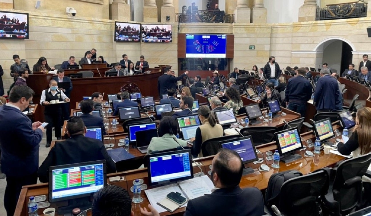 Senado restringe acceso a votación de reforma laboral