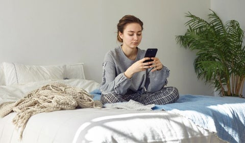 Uso del celular en la cama